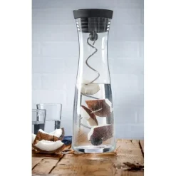Gläser & Karaffen | WMF Basic Wasserkaraffe mit 2 Fruchtspießen